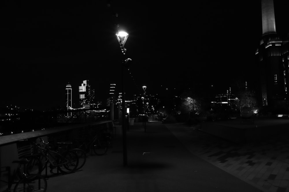 夜の街の白黒写真