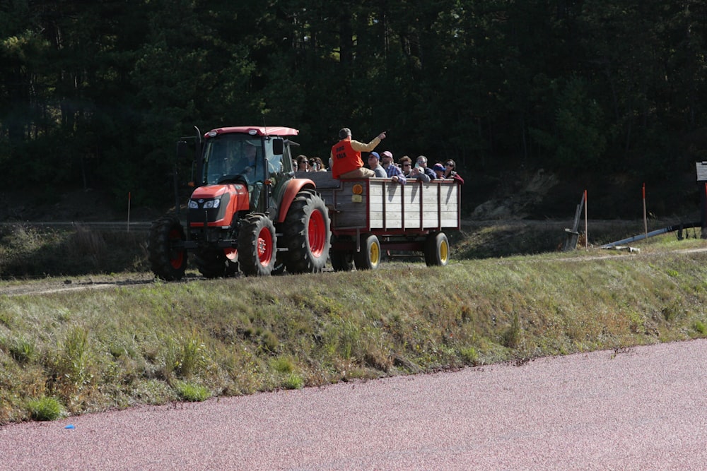 un tractor tirando de un remolque lleno de gente