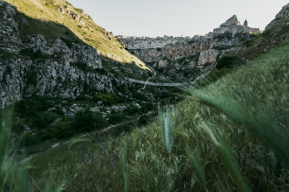 uma vista de uma montanha com uma ponte passando sobre ela