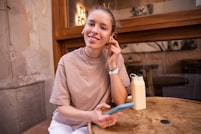 Mujer usando su movil en una cafeteria vasca