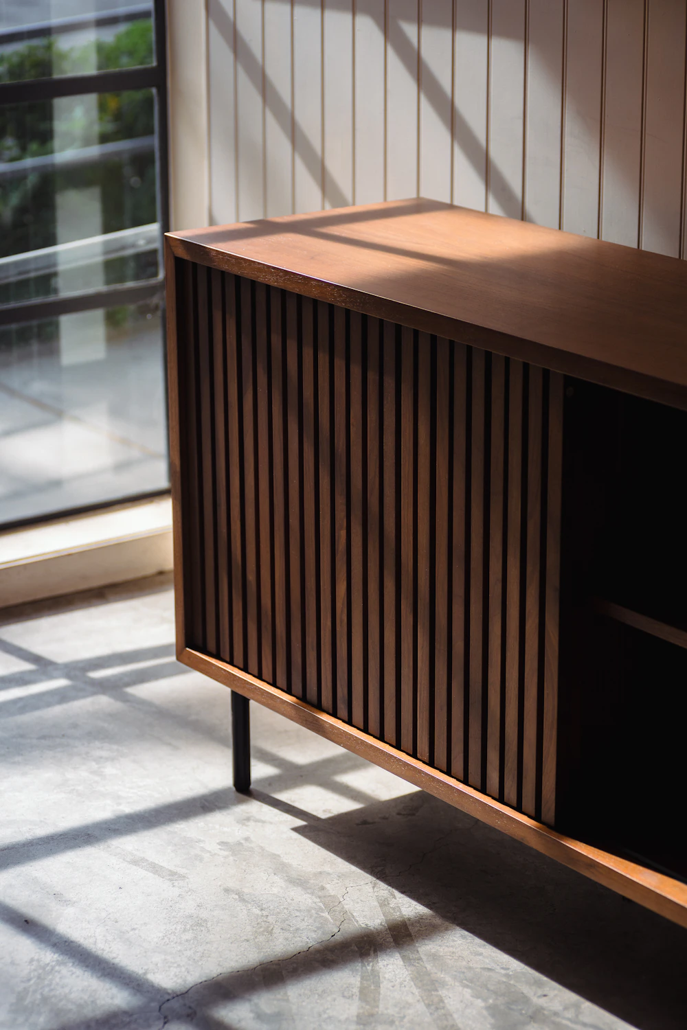 Credenza de madera sobre diseño en sala