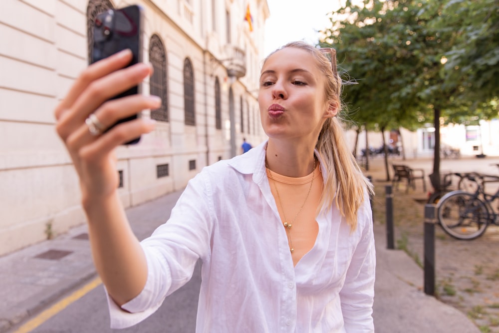 une femme prenant une photo avec son téléphone portable