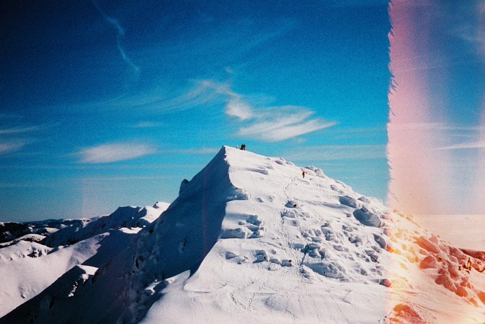 uma pessoa em um snowboard em uma montanha nevada