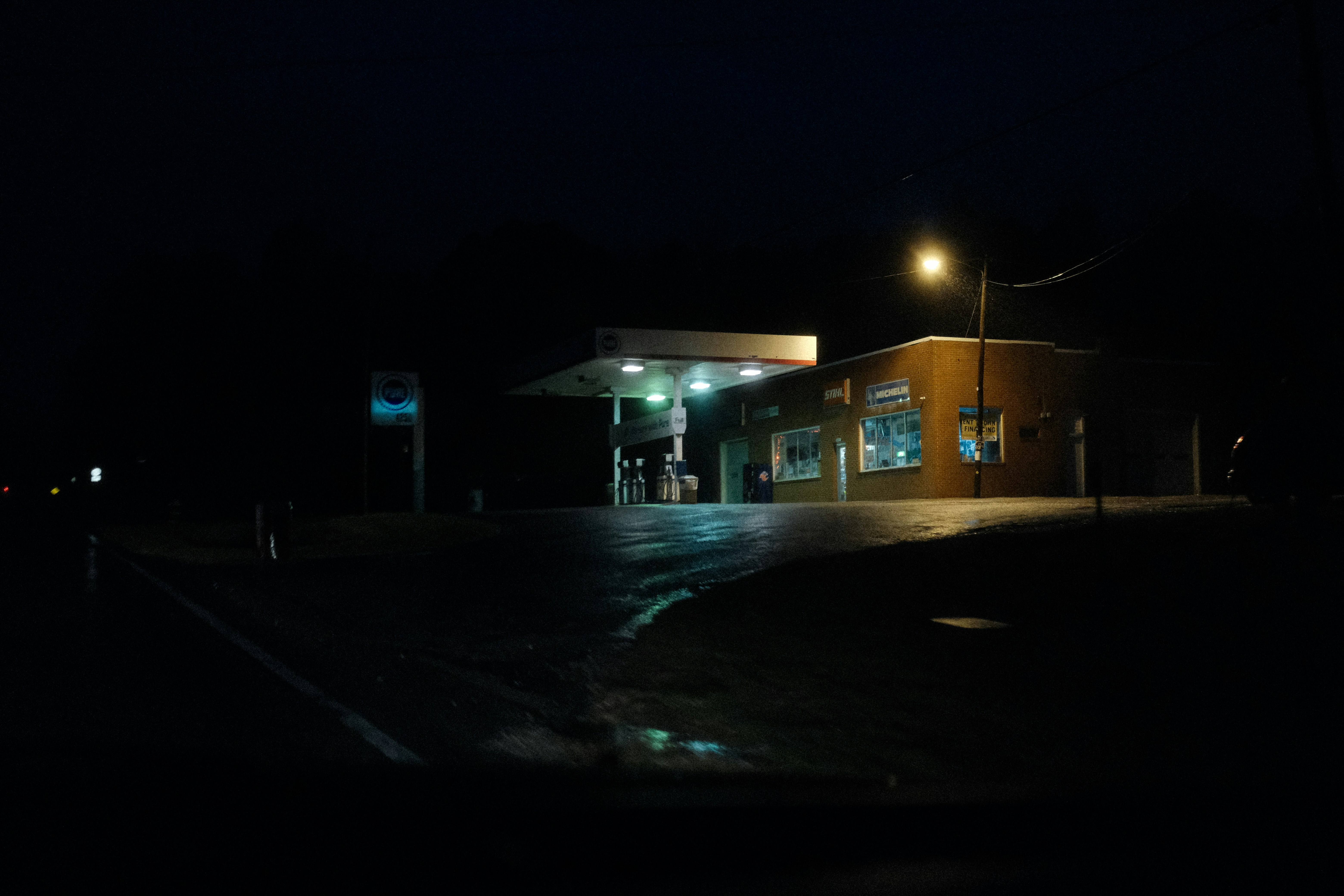 sebuah pompa bensin menyala di malam hari dalam kegelapan