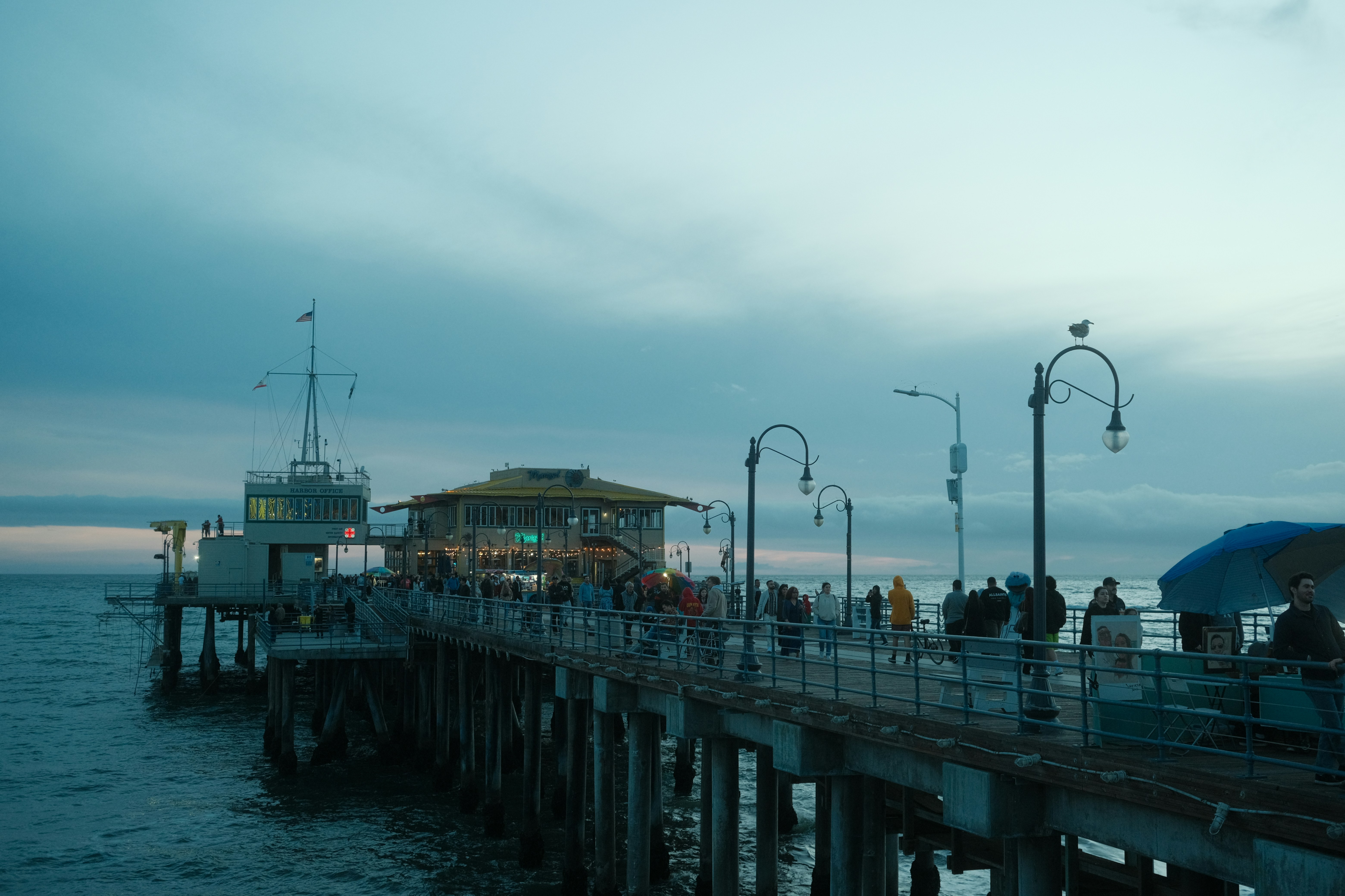 Eine Gruppe von Menschen, die auf einem Pier neben dem Meer stehen