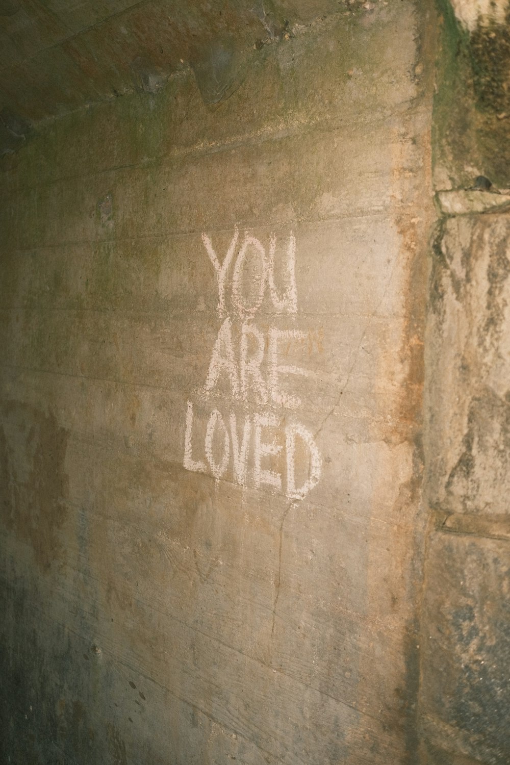 Du wirst geliebt an der Seite einer Wand geschrieben