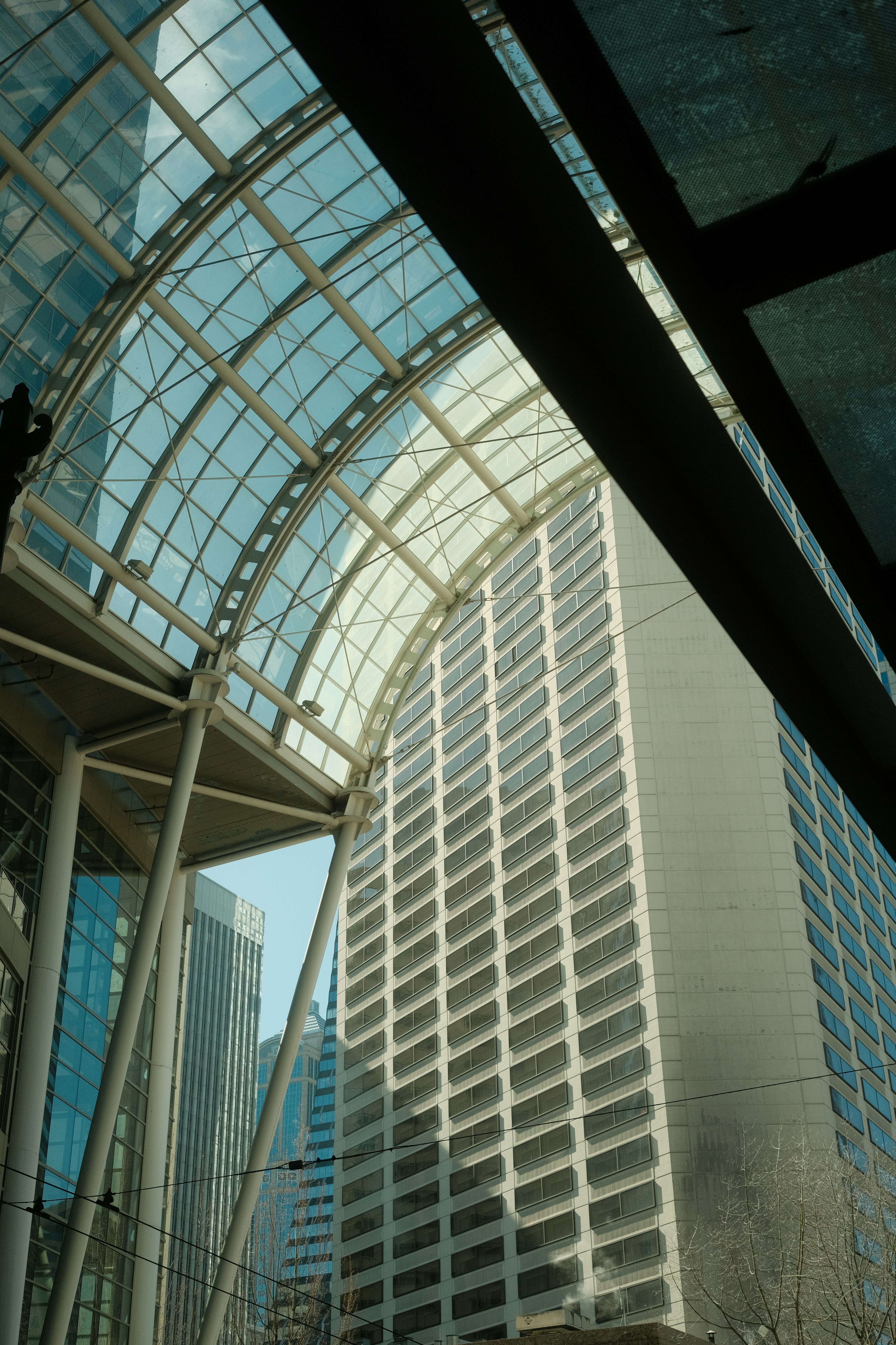 un grand bâtiment blanc avec une verrière