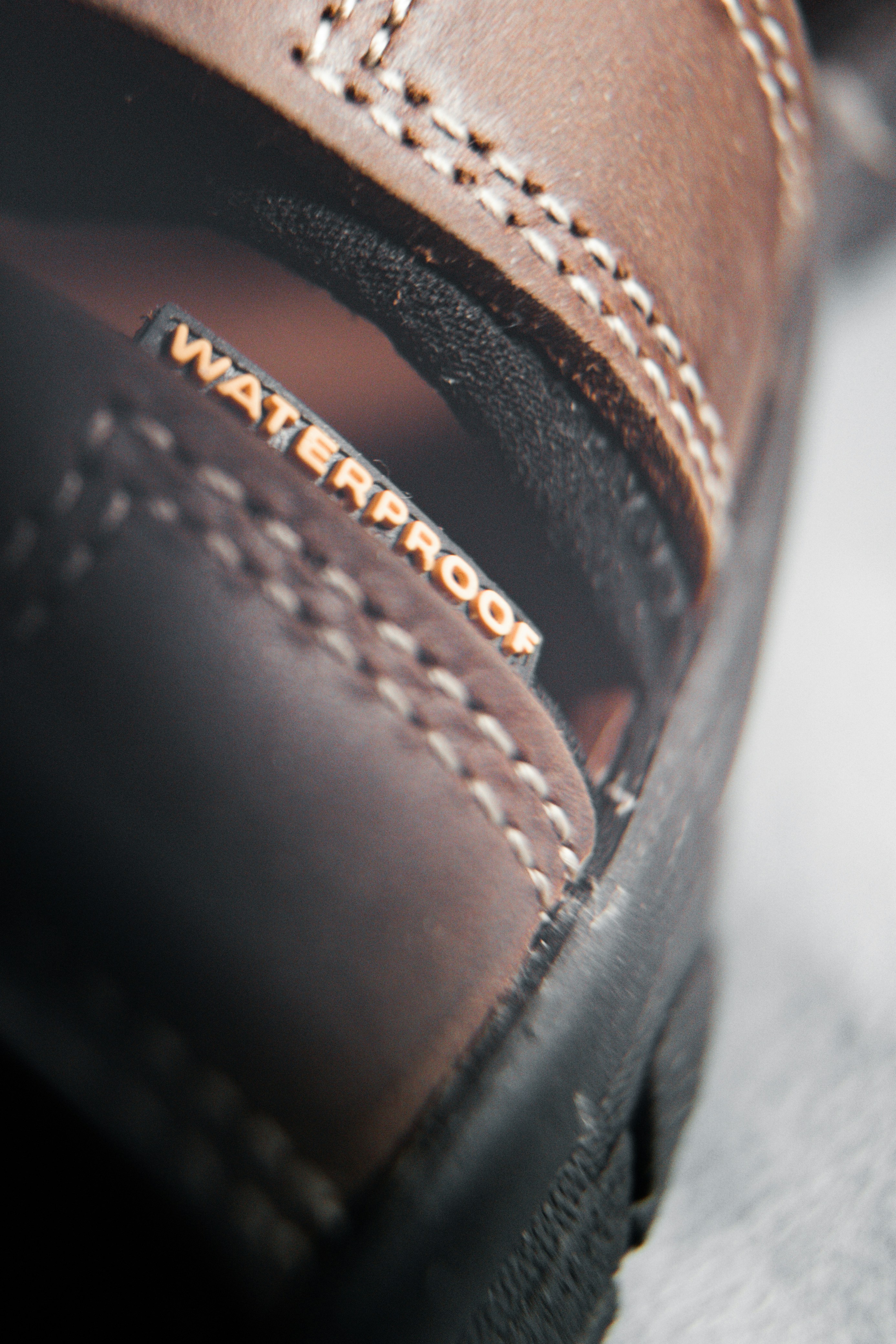 Un primer plano de un par de zapatos marrones