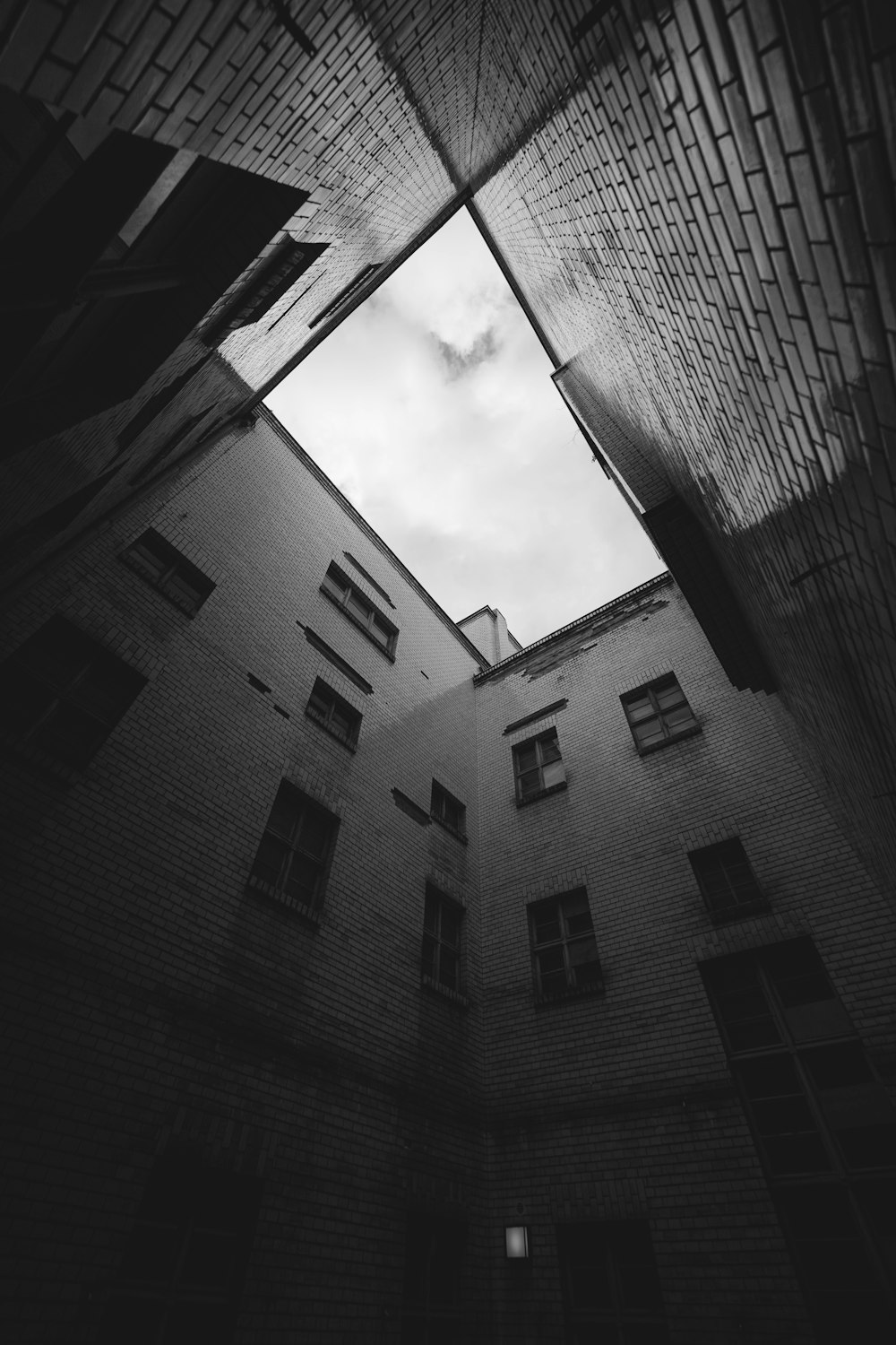 Una foto en blanco y negro de un edificio con una claraboya