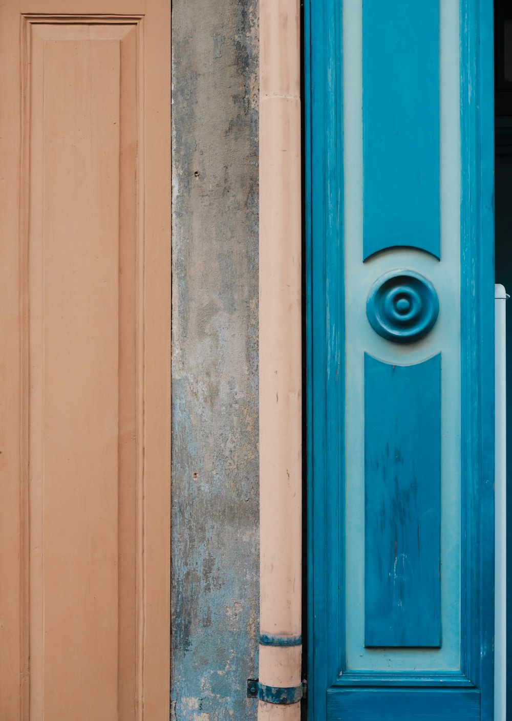 파란색 문과 파란색 손잡이가 있는 갈색 문
