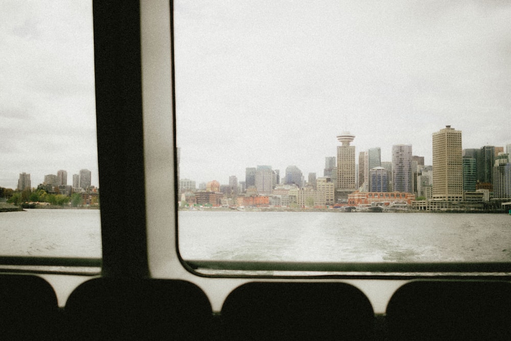 uma vista de uma cidade a partir de uma janela de trem