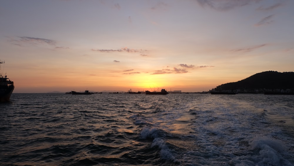 il sole sta tramontando su uno specchio d'acqua