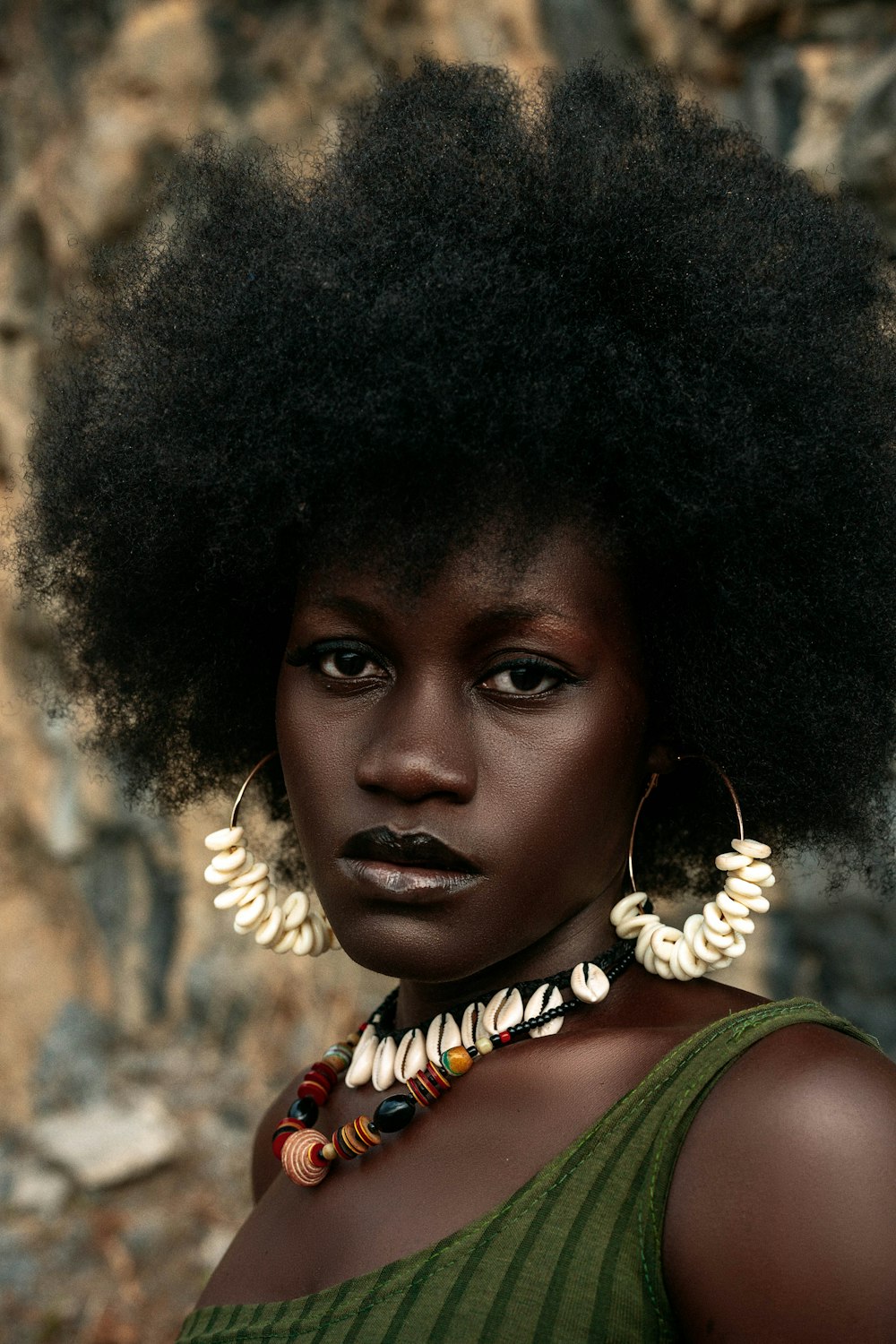 eine Frau mit einem Afro und großen Ohrringen