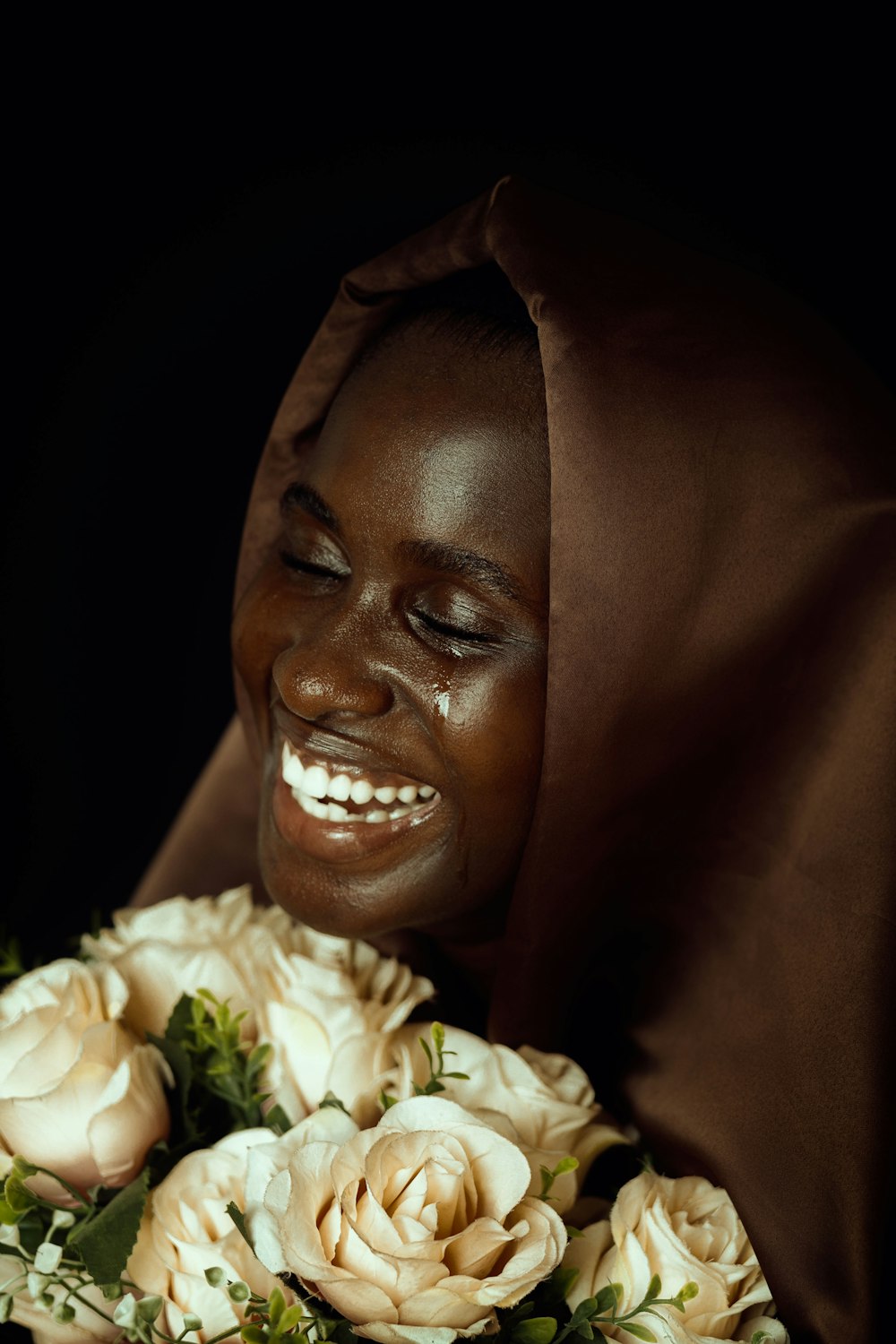 uma mulher em um vestido marrom segurando um buquê de flores