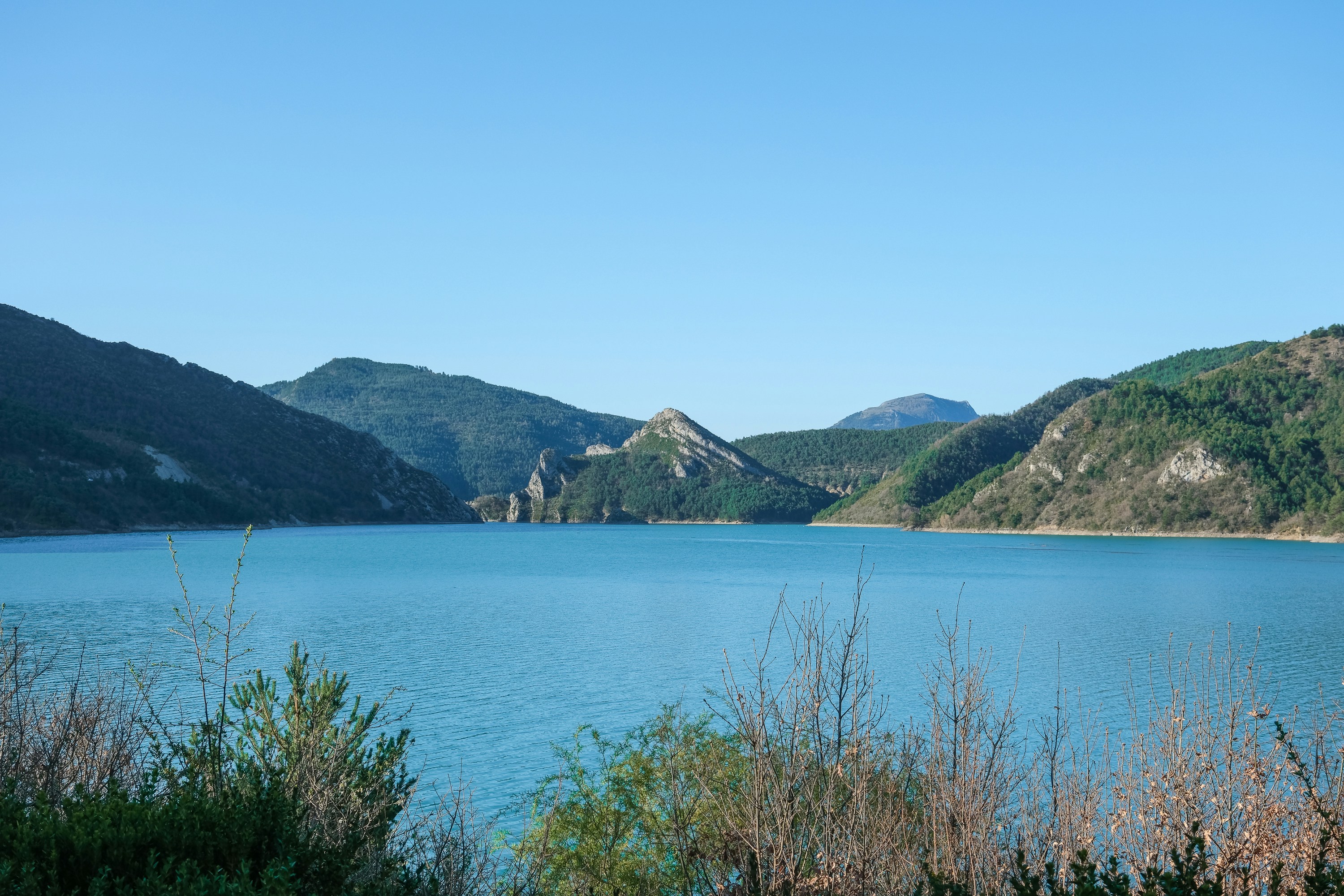 a large body of water surrounded by mountains, 