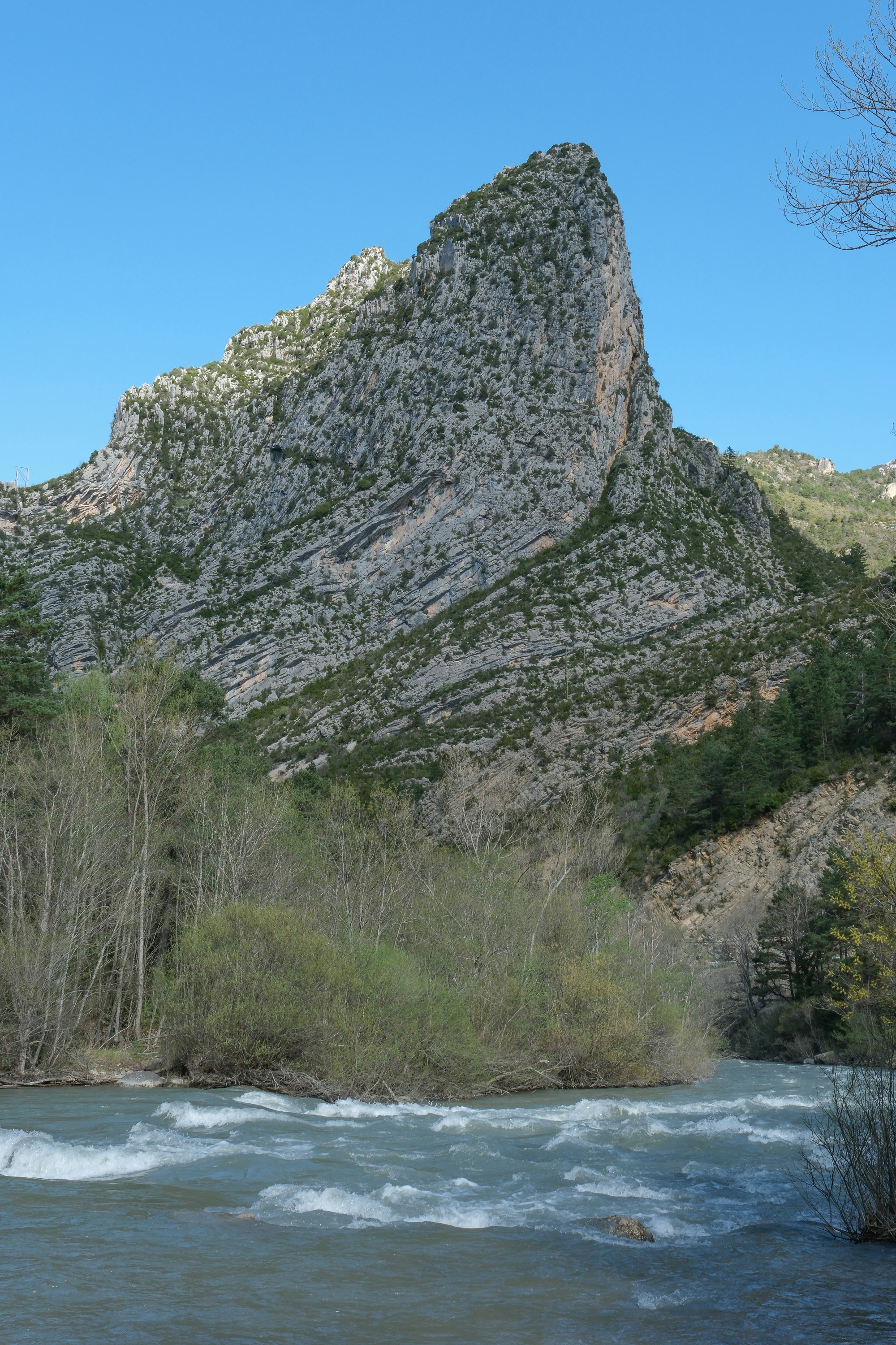 un río con una montaña al fondo