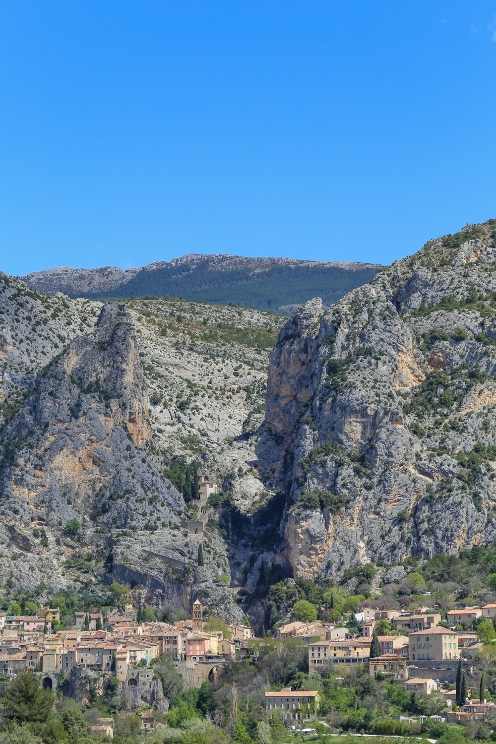 Ein kleines Dorf in den Bergen