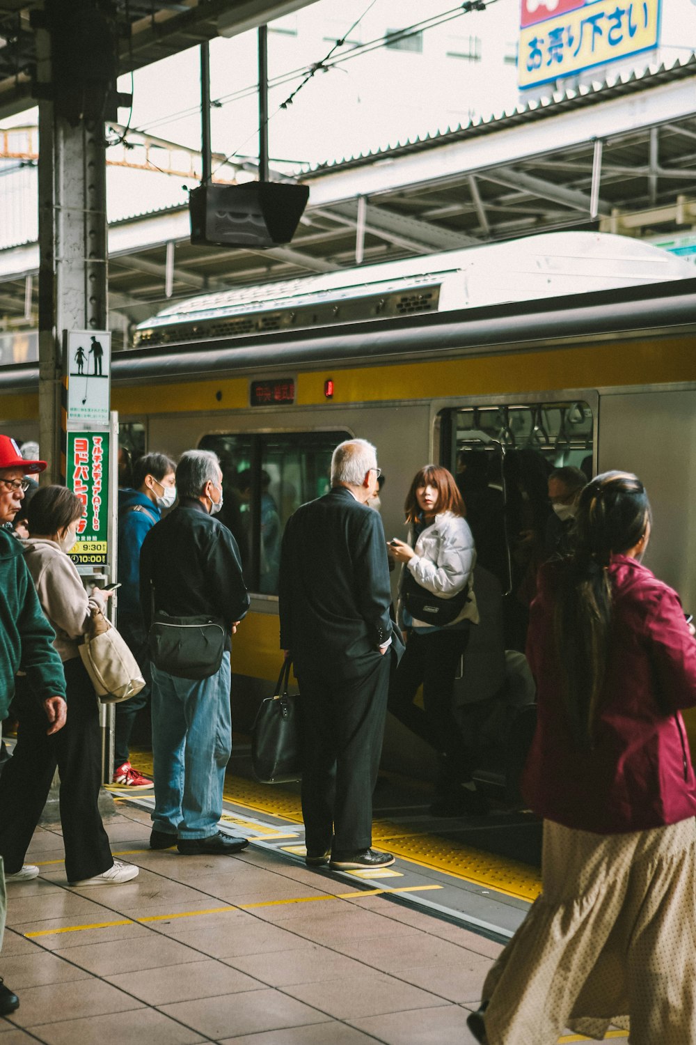 un groupe de personnes debout à côté d’un train