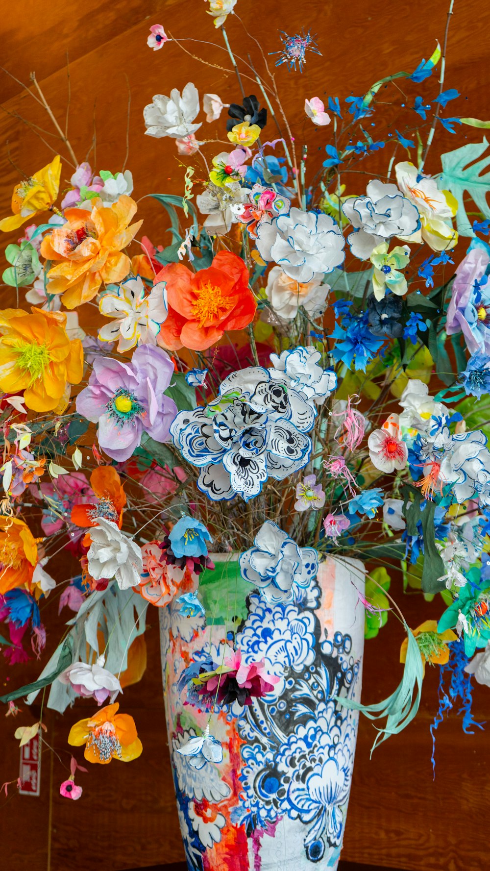 un vase rempli de fleurs colorées