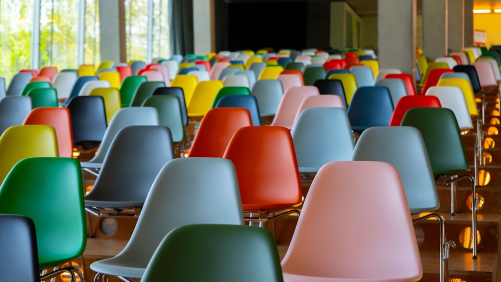 uma sala cheia de cadeiras coloridas