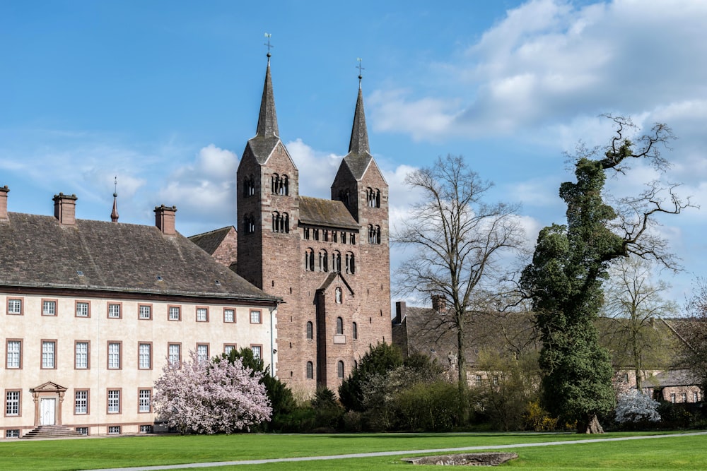 un grand bâtiment surmonté de deux tours