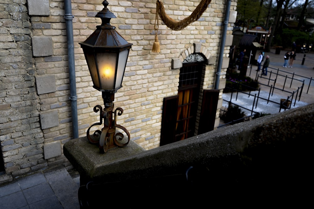 a street light sitting on the side of a building