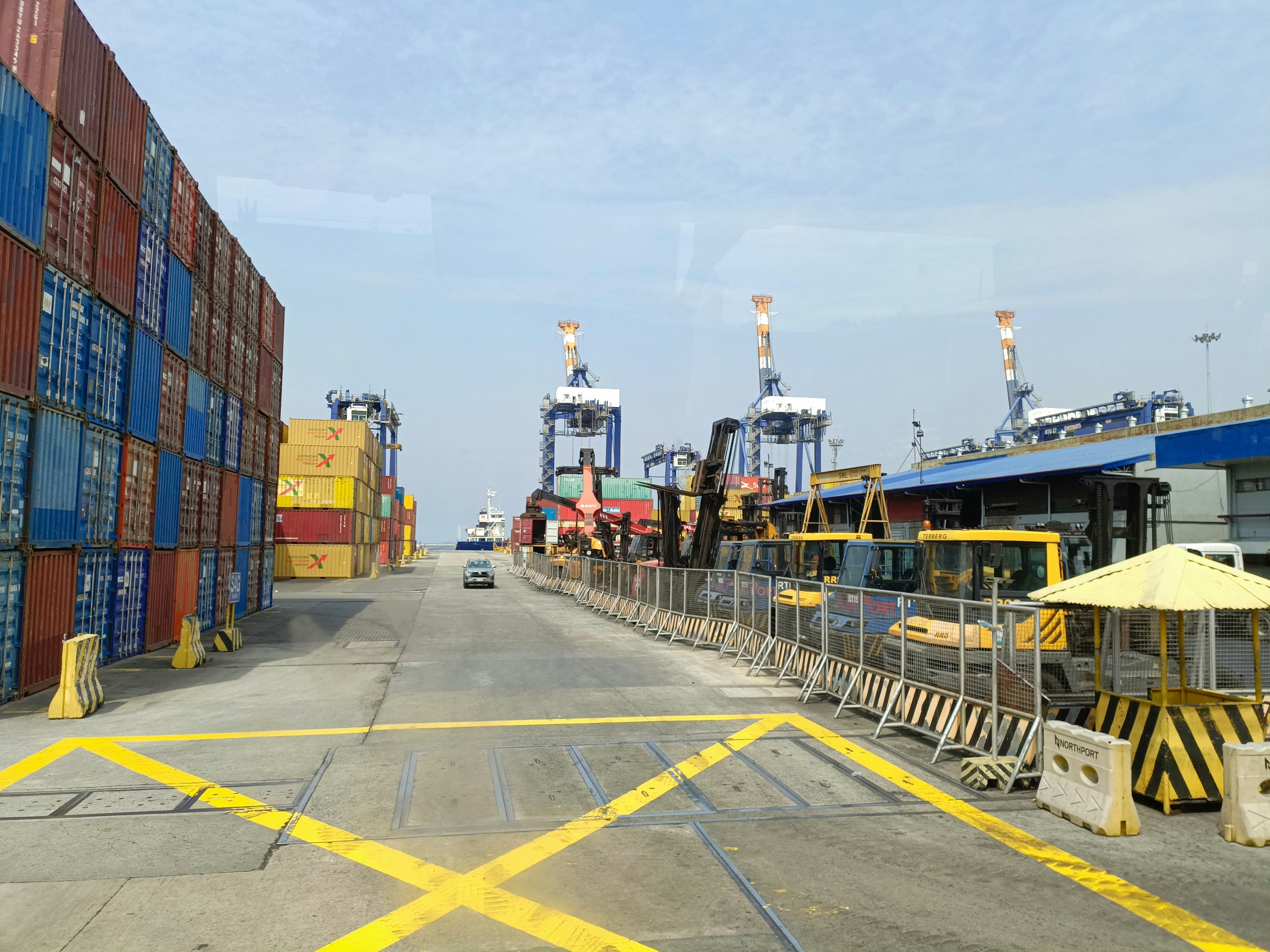 Loading dock and truck