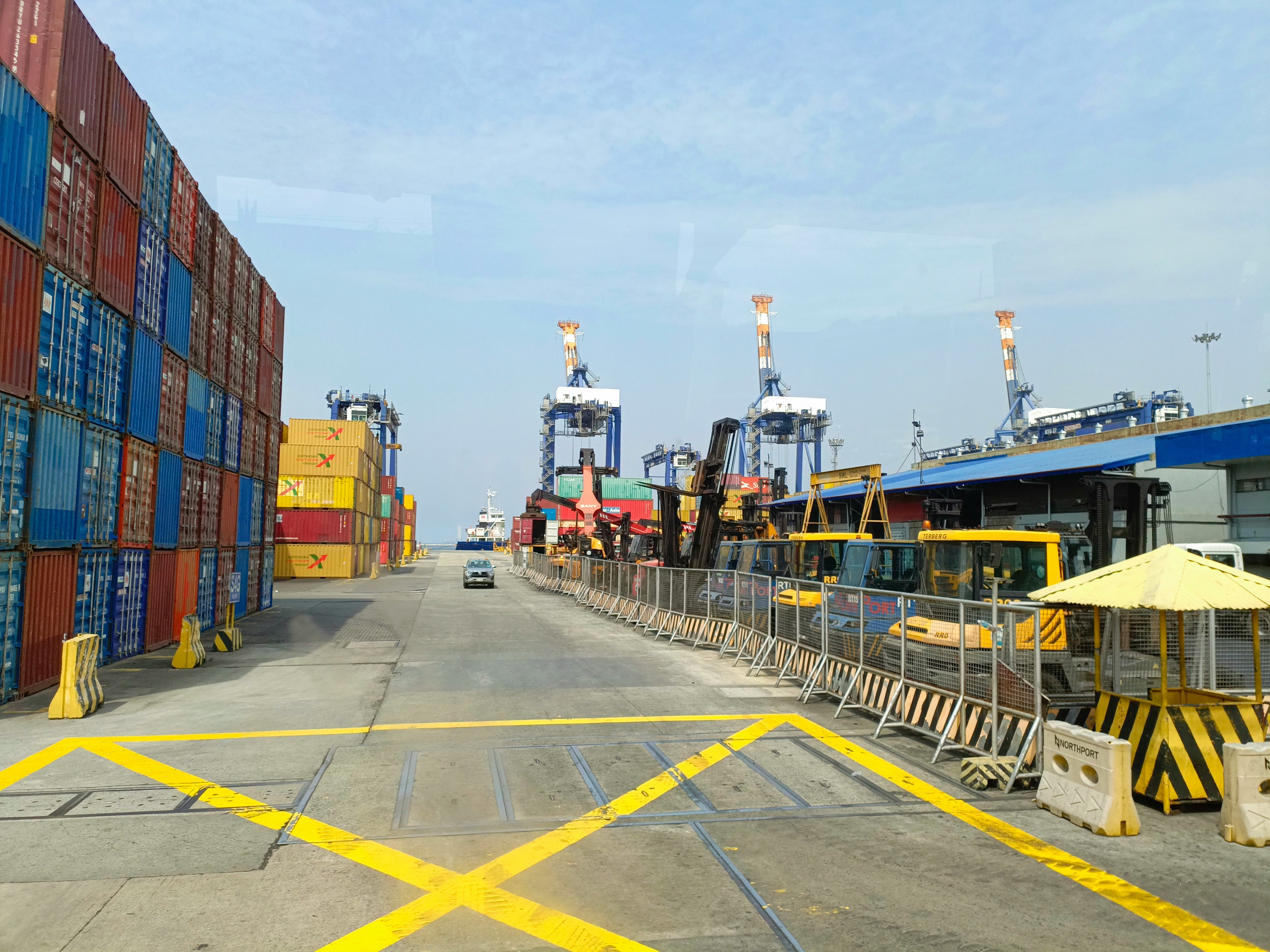 Loading dock and truck