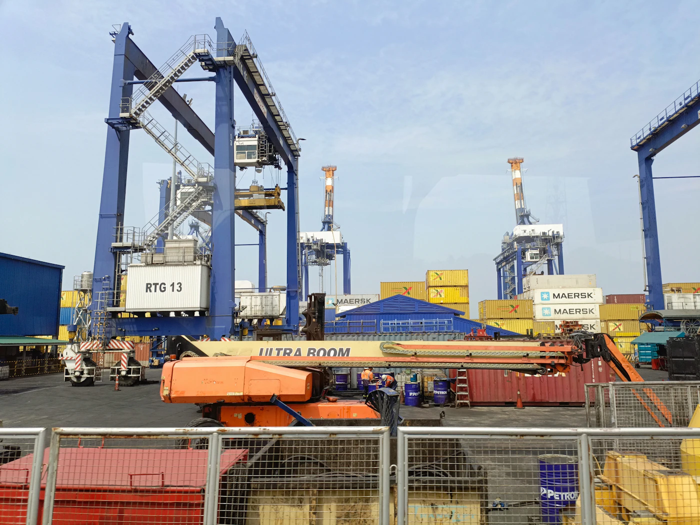 Rubber-tired gantry crane at a container terminal loading dock, representing longshore workers who clearly pass the LHWCA status test