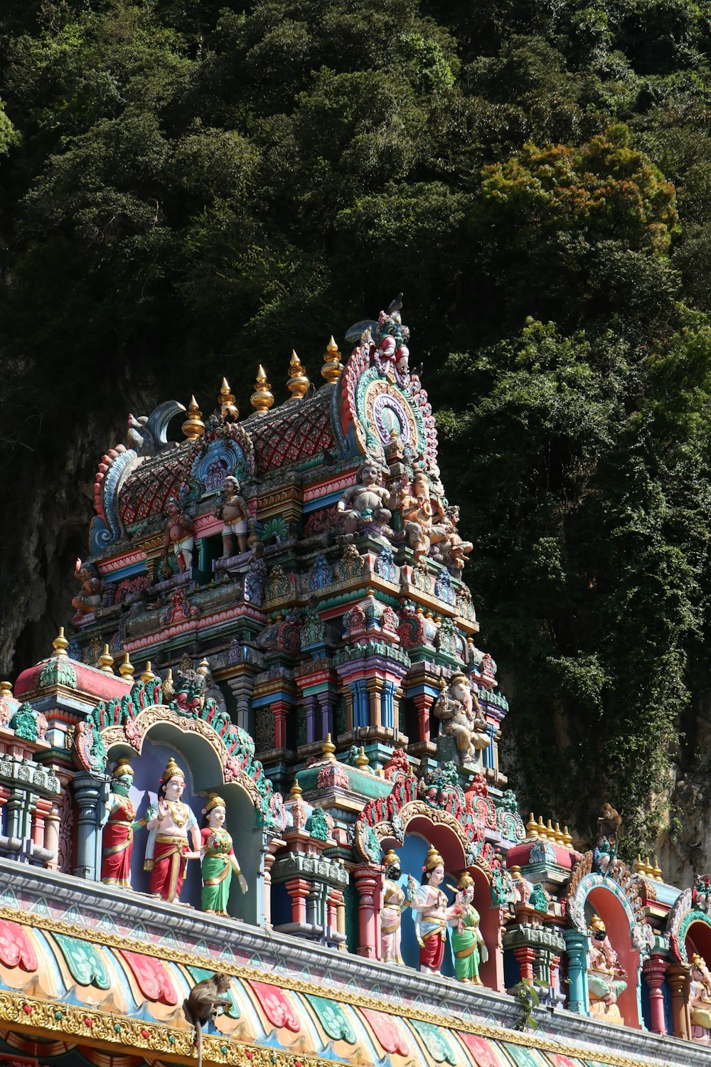 Un colorido edificio con estatuas en la parte superior
