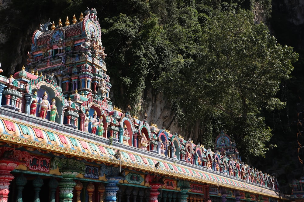 Un tempio colorato con una montagna sullo sfondo