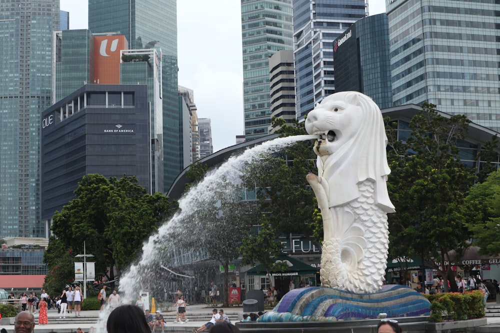 une statue d’un lion crachant de l’eau de sa gueule