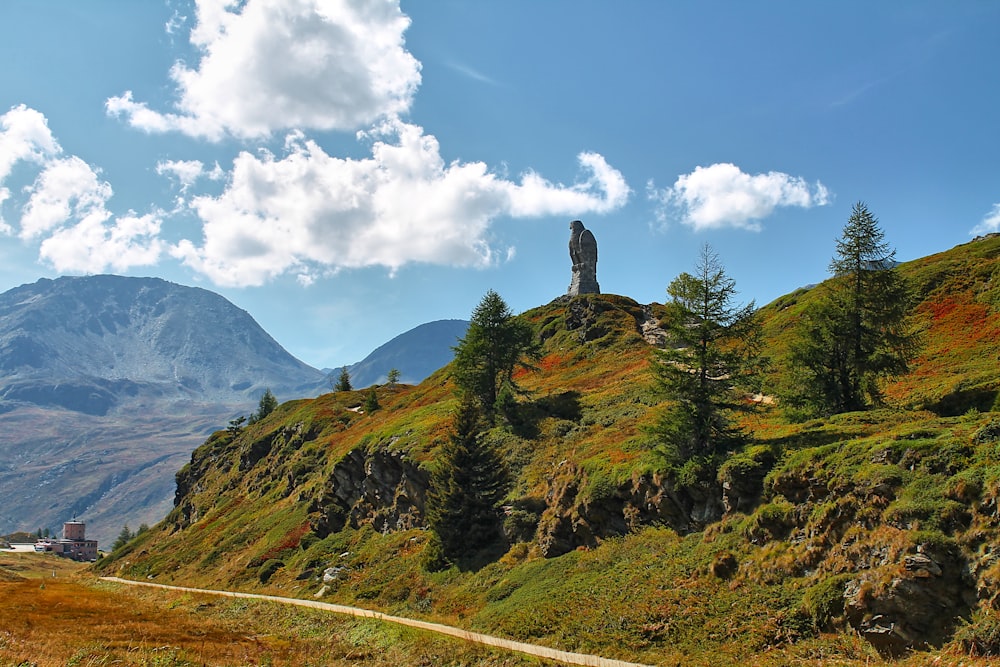 una vista panorámica de una montaña con una carretera que la atraviesa