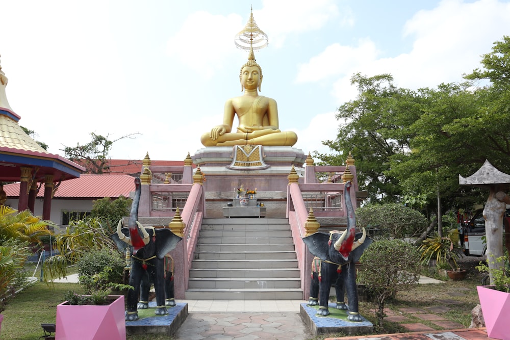 Una estatua de un Buda sentado en la parte superior de una escalera