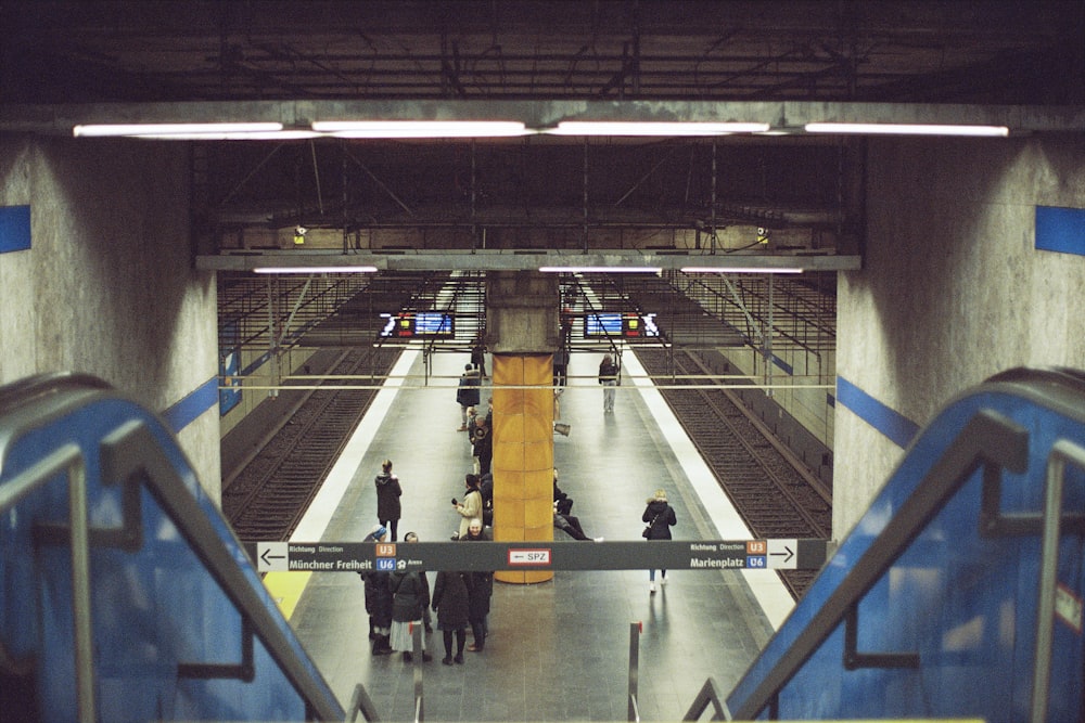 Eine Gruppe von Menschen, die auf einem Bahnsteig stehen