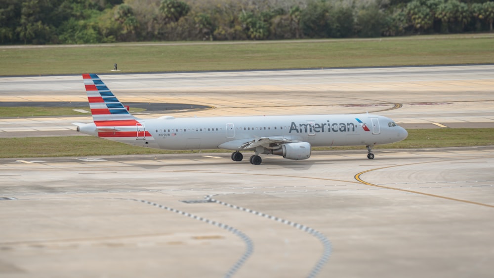 Un avion d’American Airlines est sur la piste