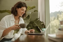 une femme qui télécharge GYNETTE APP