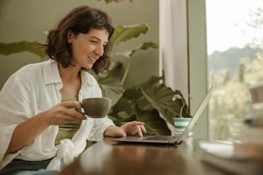 une femme qui télécharge GYNETTE APP