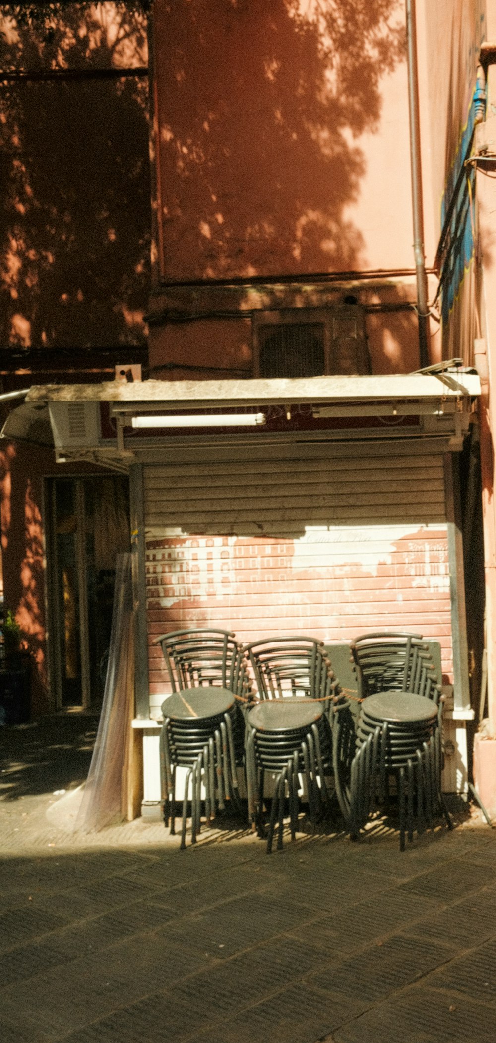 a group of tables and chairs in front of a building