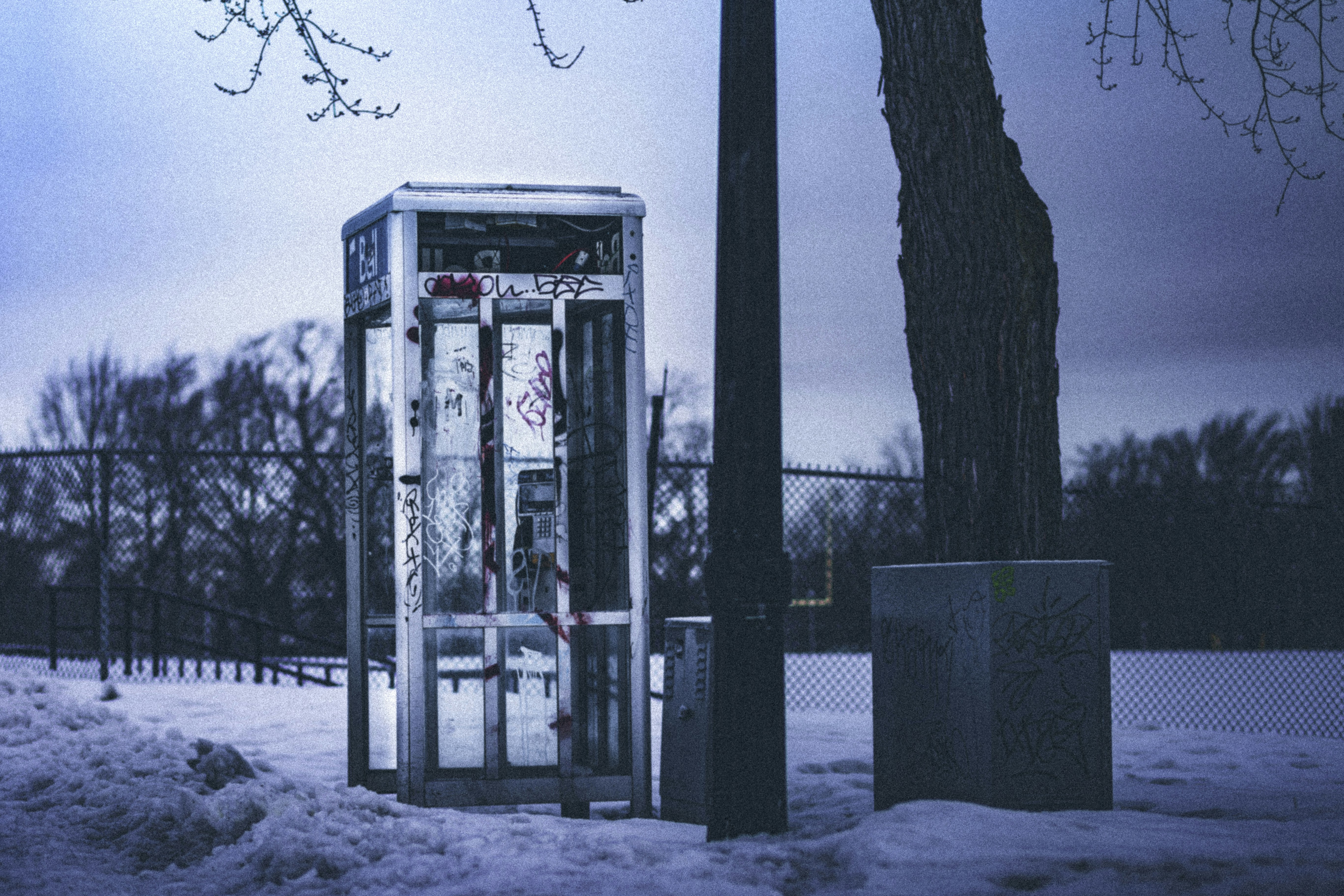 Una cabina telefónica pública está cubierta de nieve