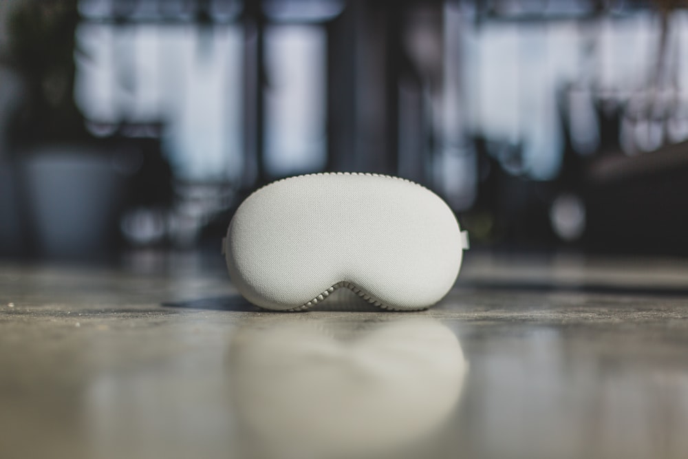 um close up de um objeto branco em uma mesa
