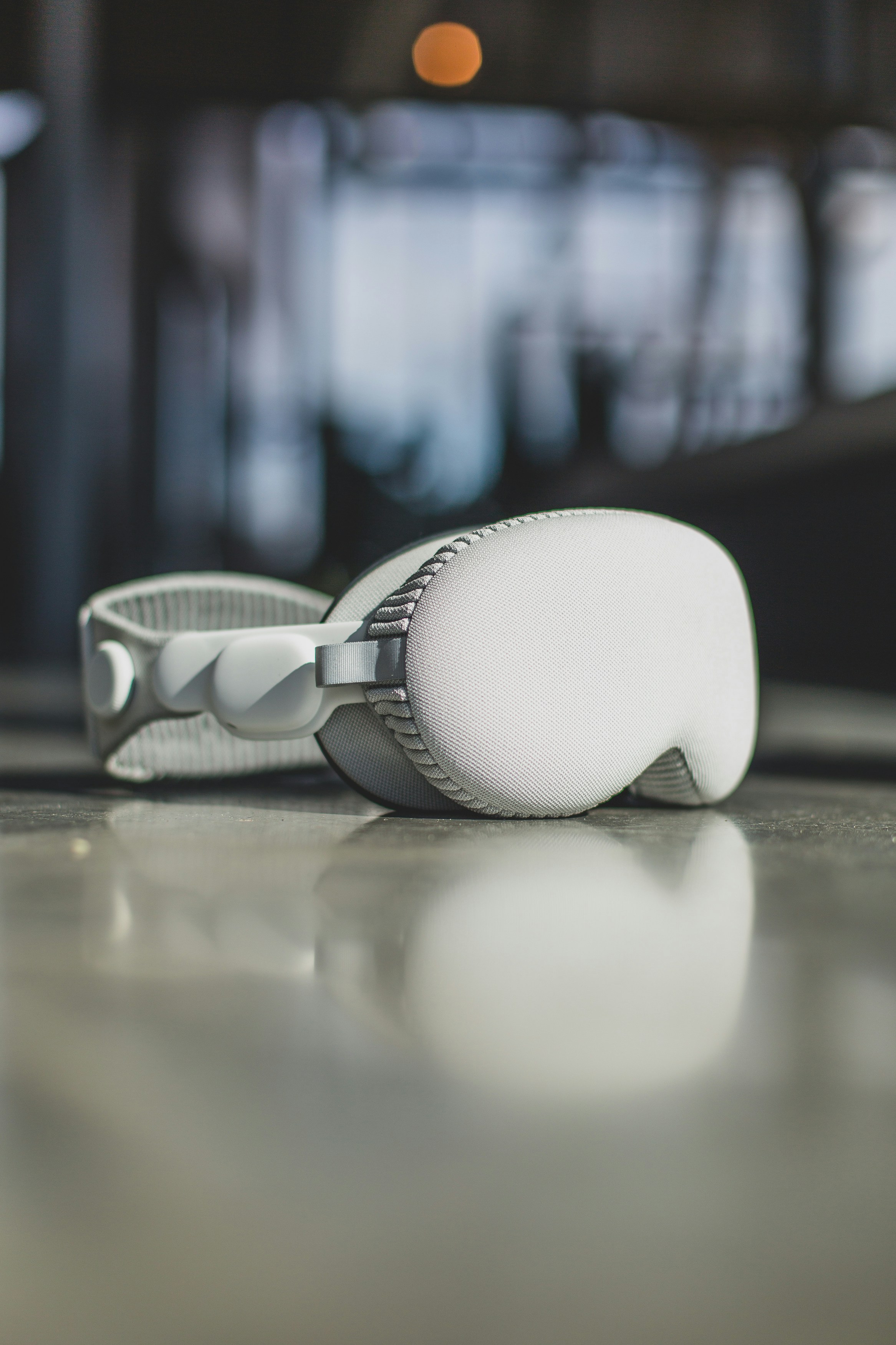 gros plan d’une paire de ciseaux sur une table