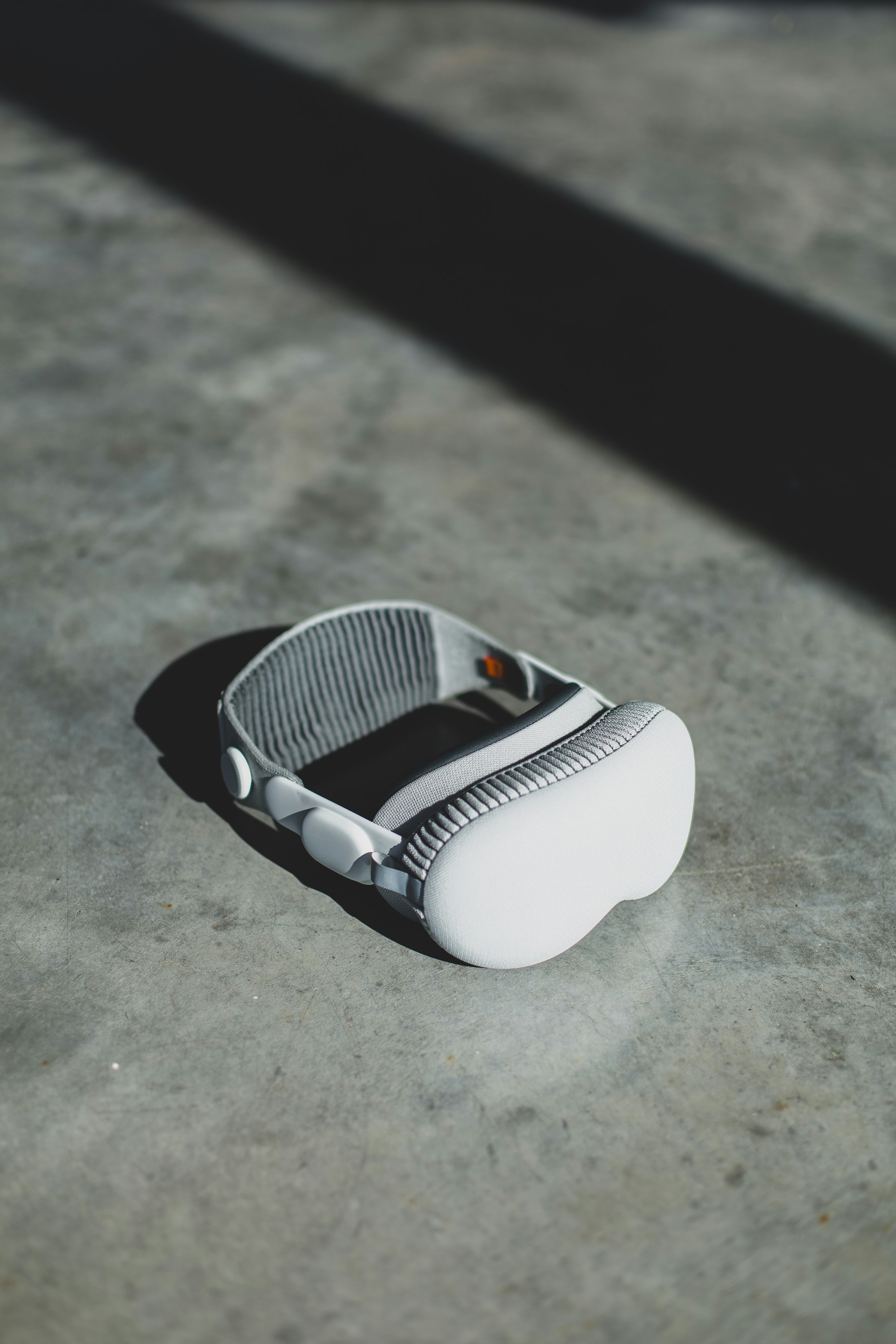 Gros plan d’une brosse à cheveux sur une surface en ciment