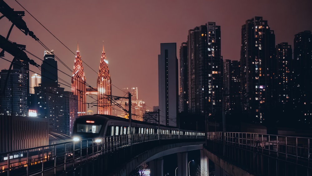 um trem viajando por uma cidade à noite