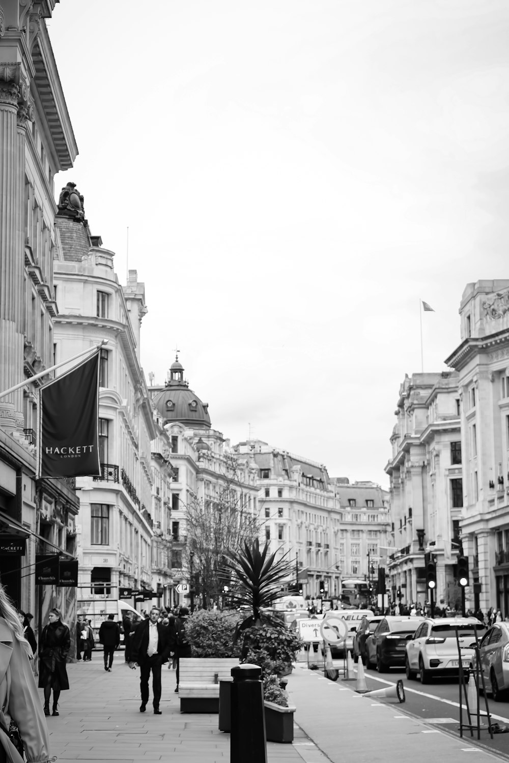 a black and white photo of a city street