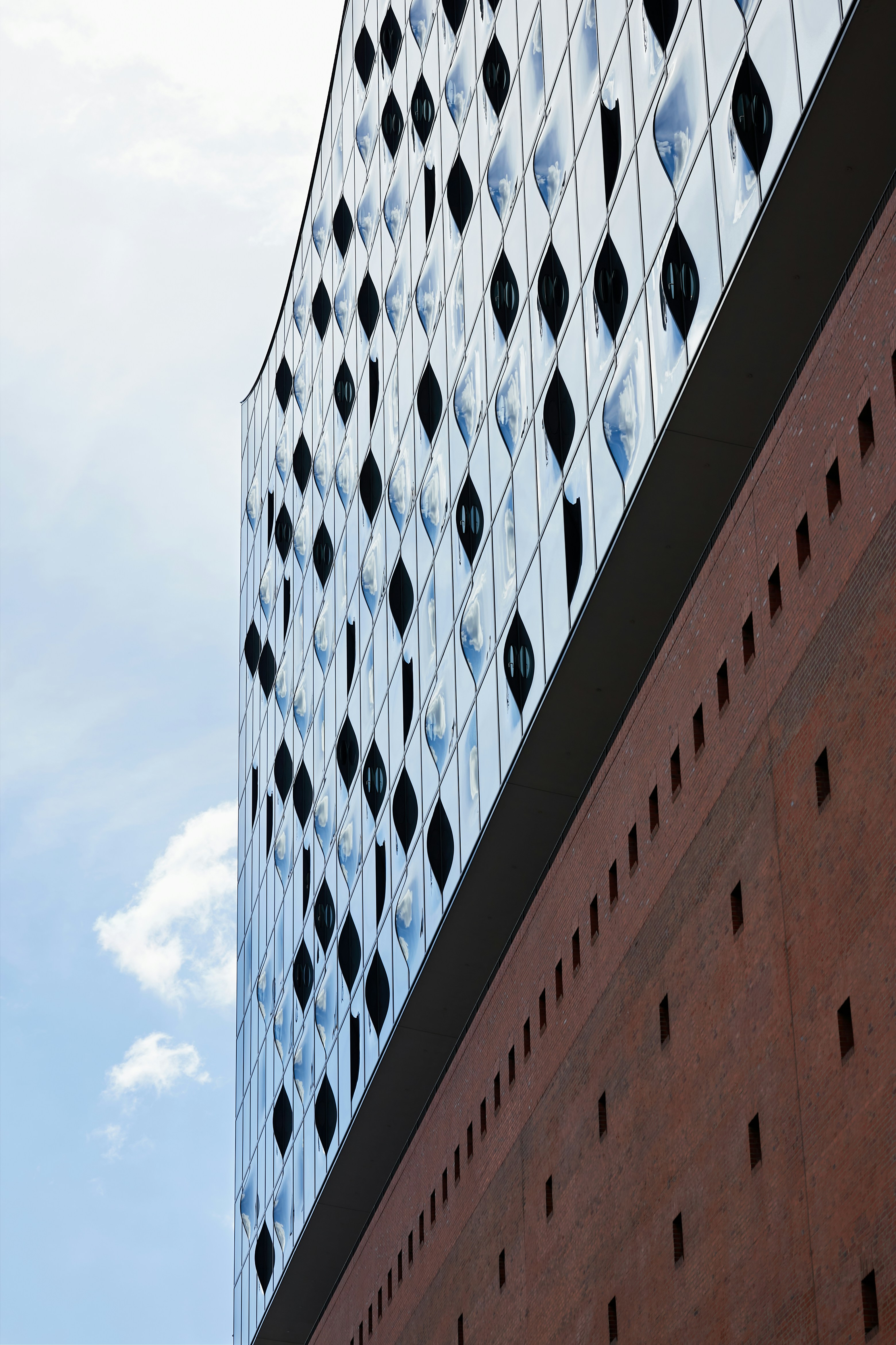 ein hohes Gebäude mit einem Himmelshintergrund