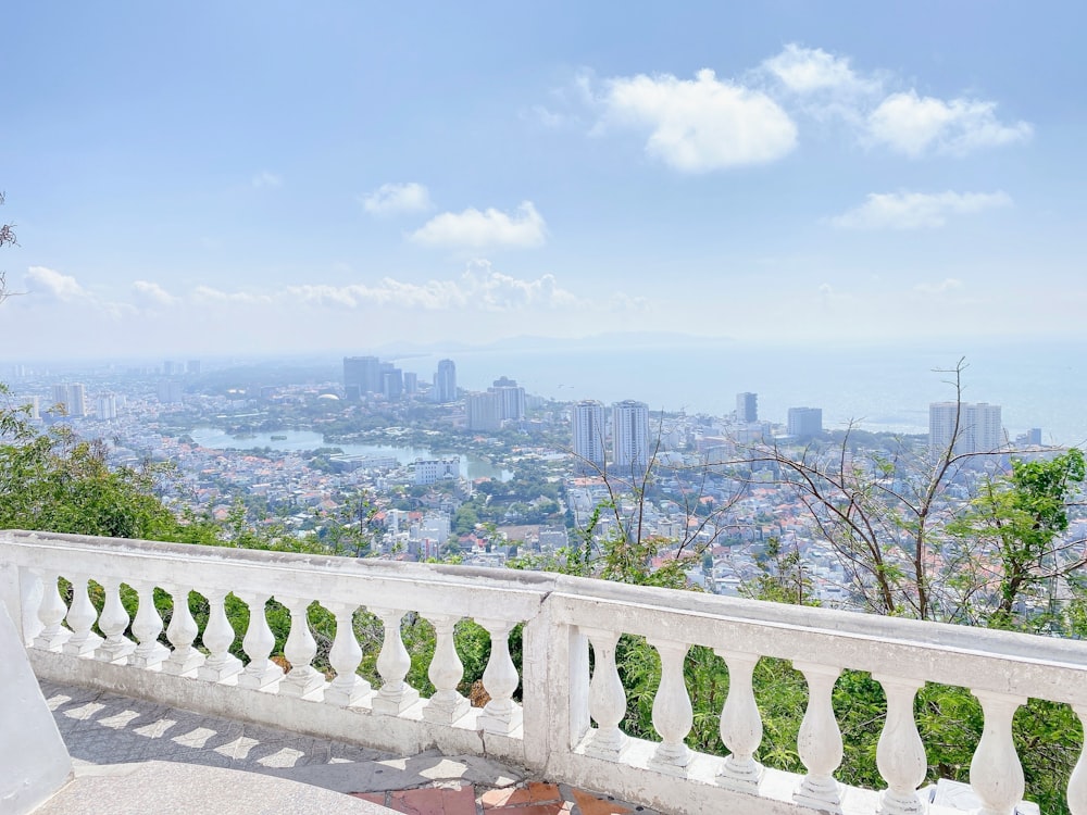 Blick auf eine Stadt von der Spitze eines Hügels