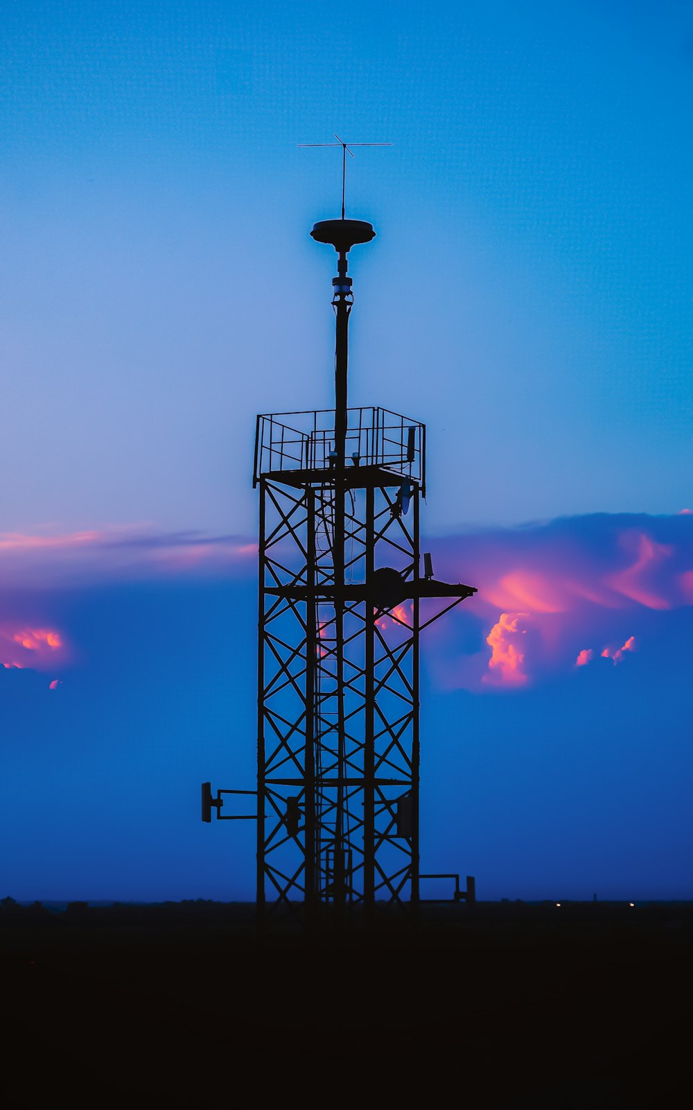 ein hoher Turm mit einem Himmel im Hintergrund