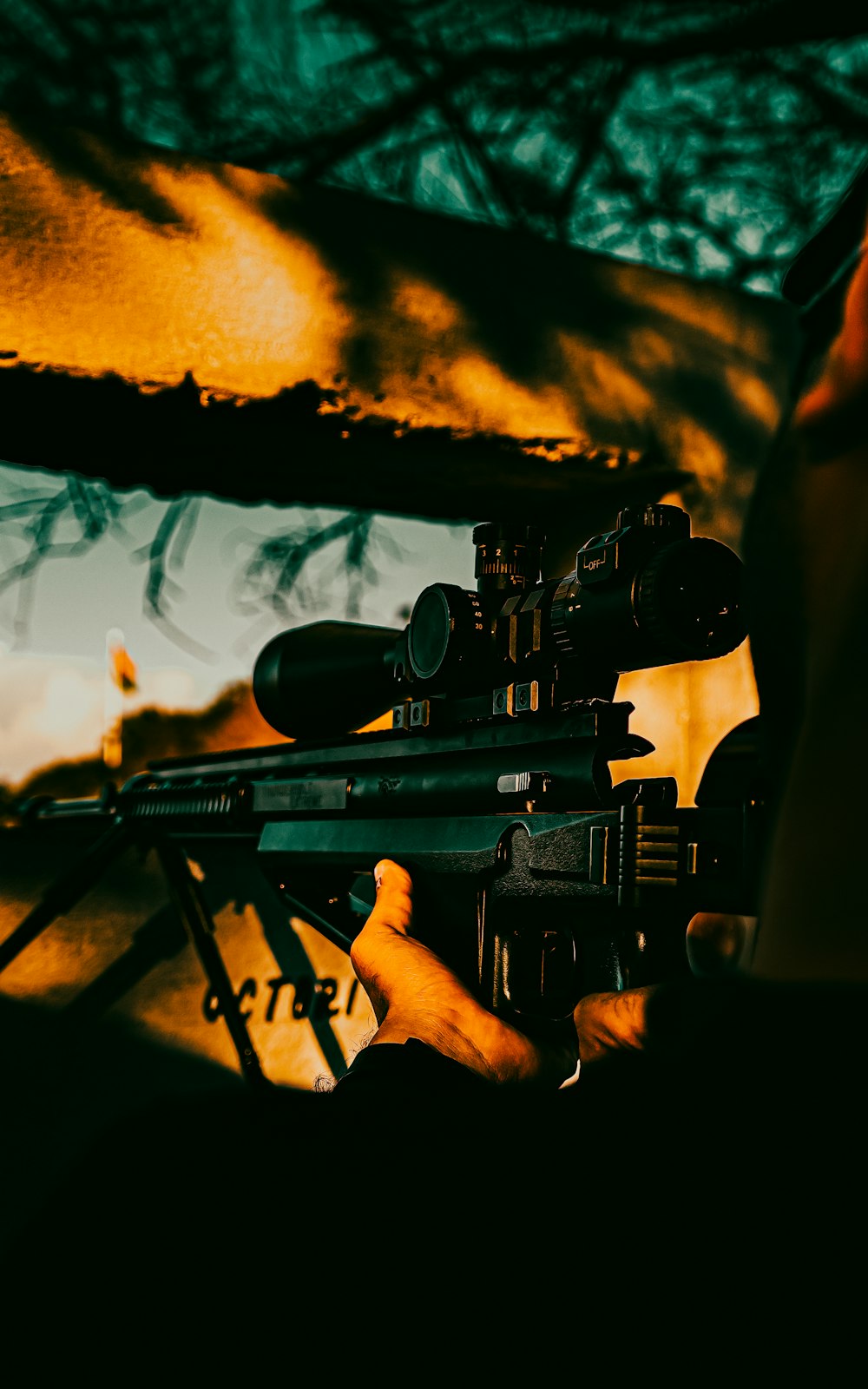 Un hombre con un rifle en la mano