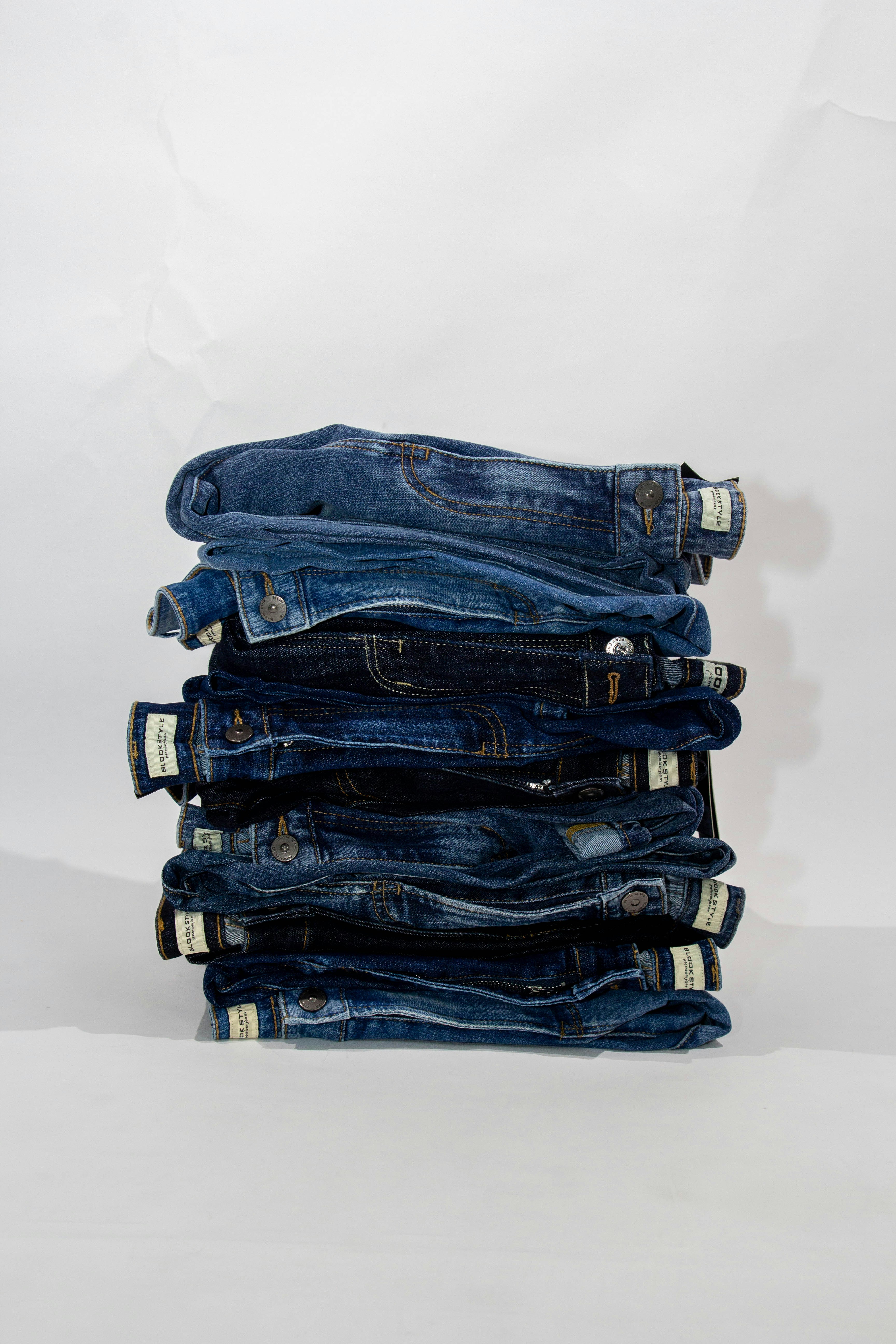 una pila di blue jeans seduti uno sopra l'altro